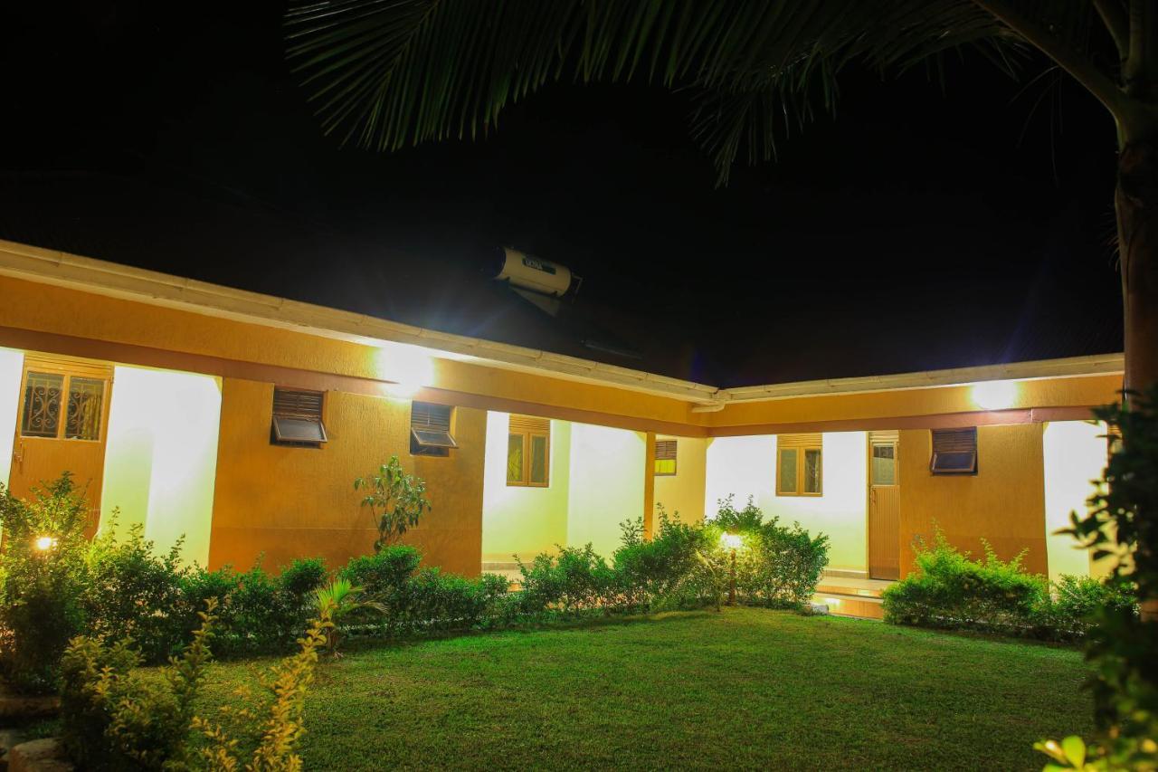 Palm Star Motel Fort Portal ภายนอก รูปภาพ
