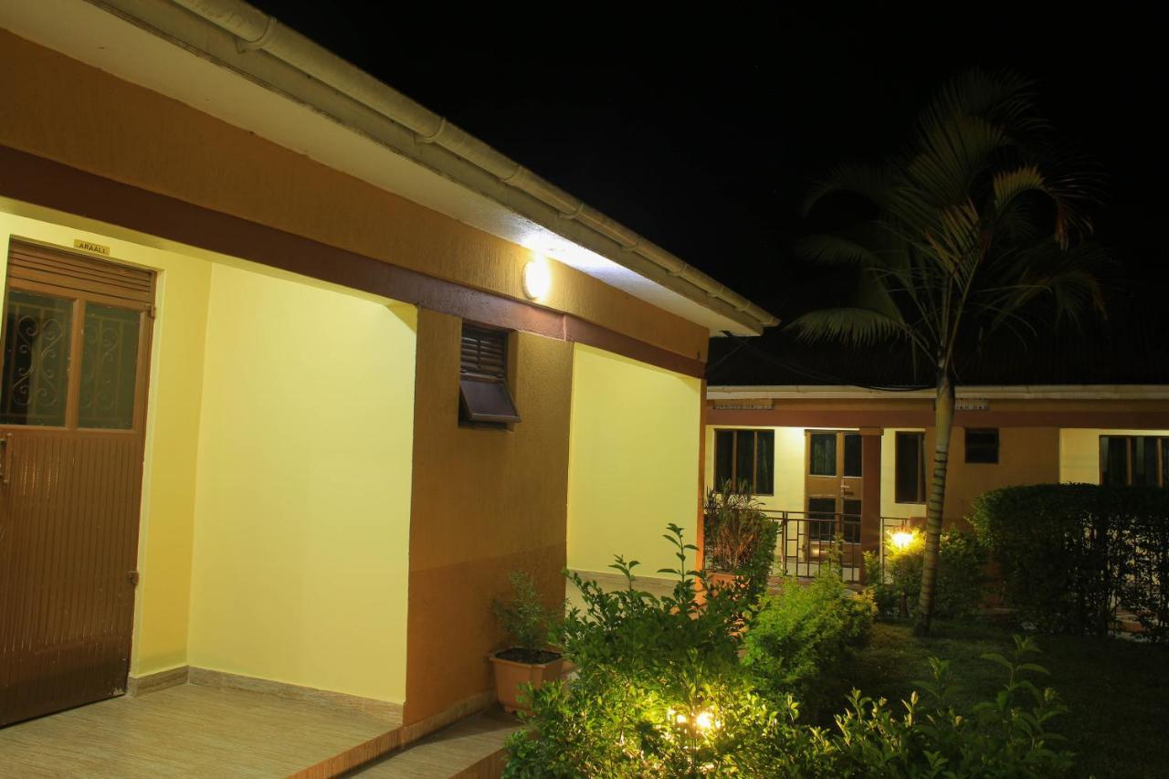 Palm Star Motel Fort Portal ภายนอก รูปภาพ