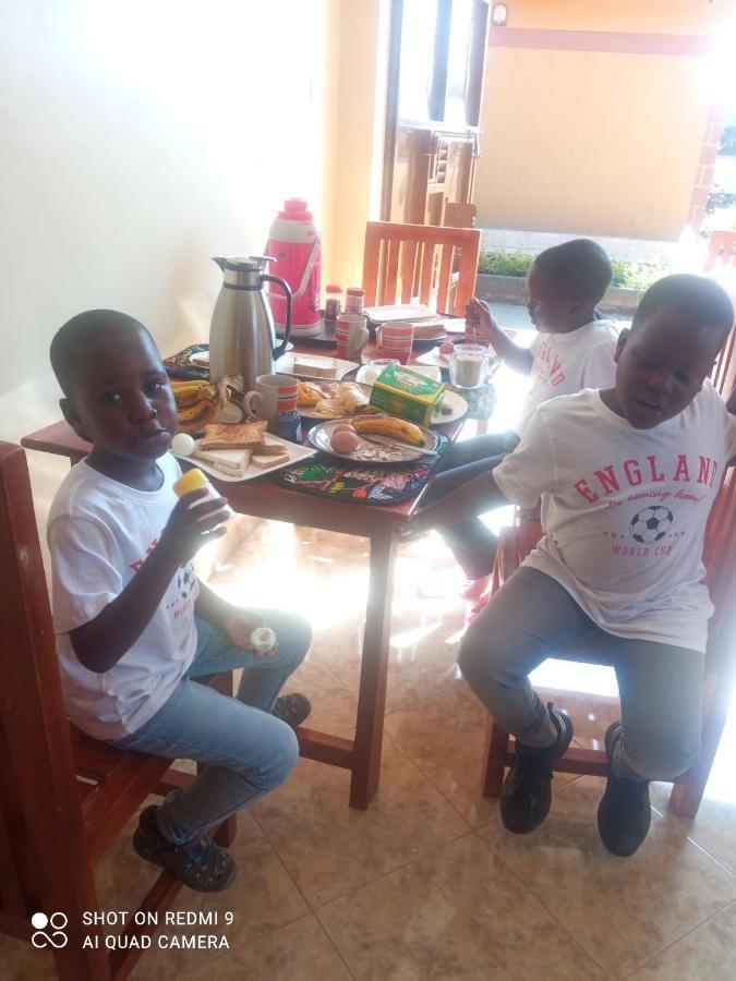 Palm Star Motel Fort Portal ภายนอก รูปภาพ