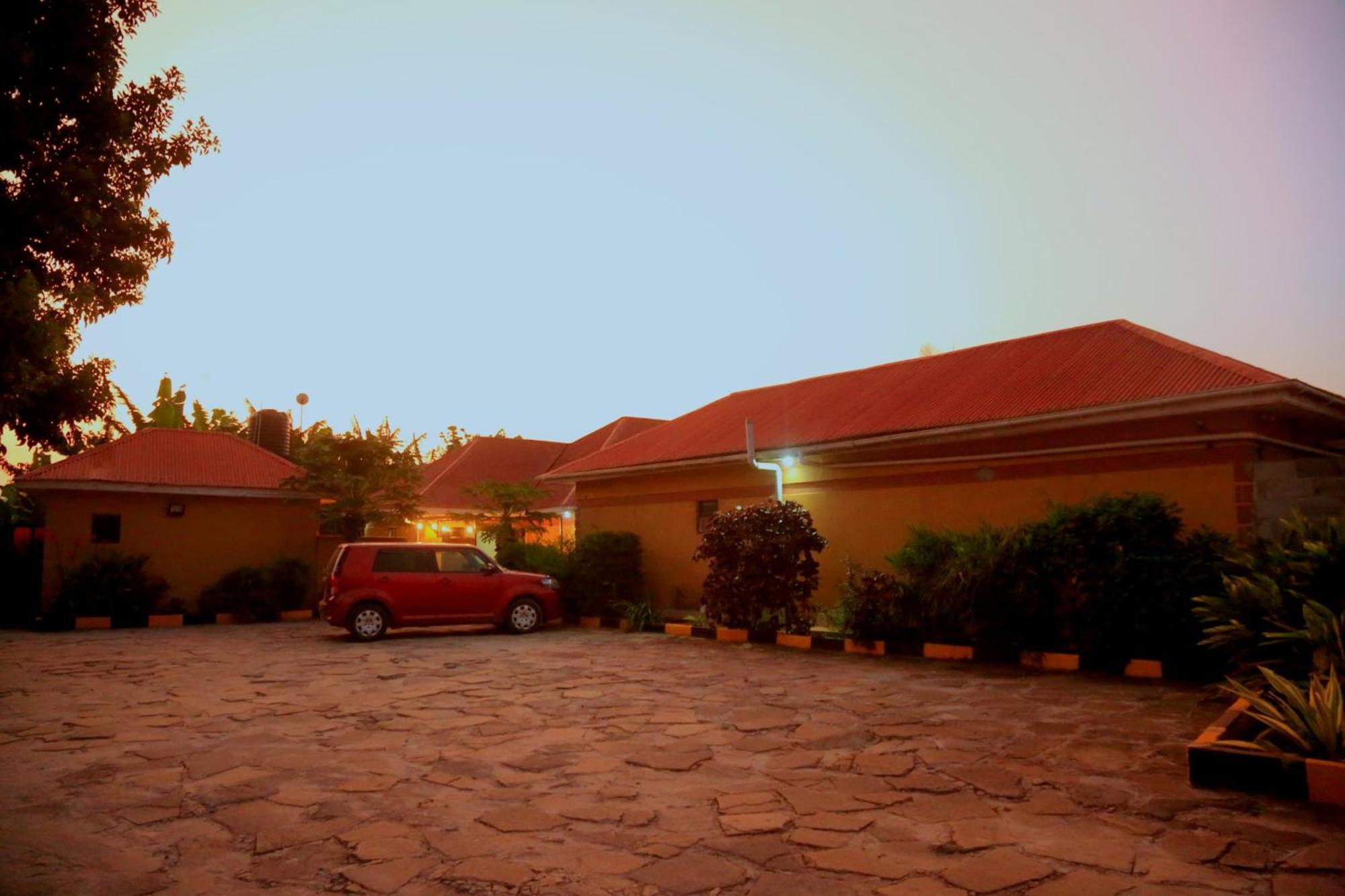 Palm Star Motel Fort Portal ภายนอก รูปภาพ